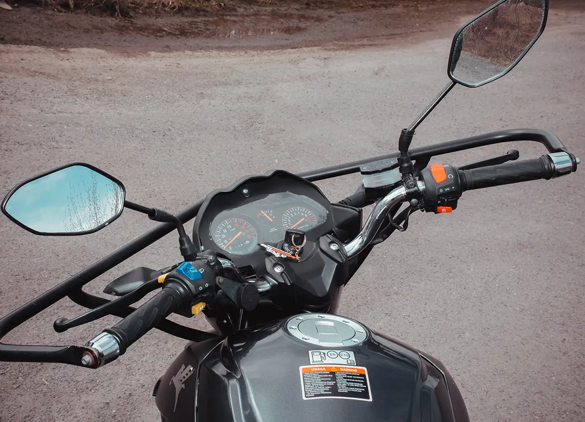 czarny-motocykl-romet-kategoria-am-kierownica-1200x866