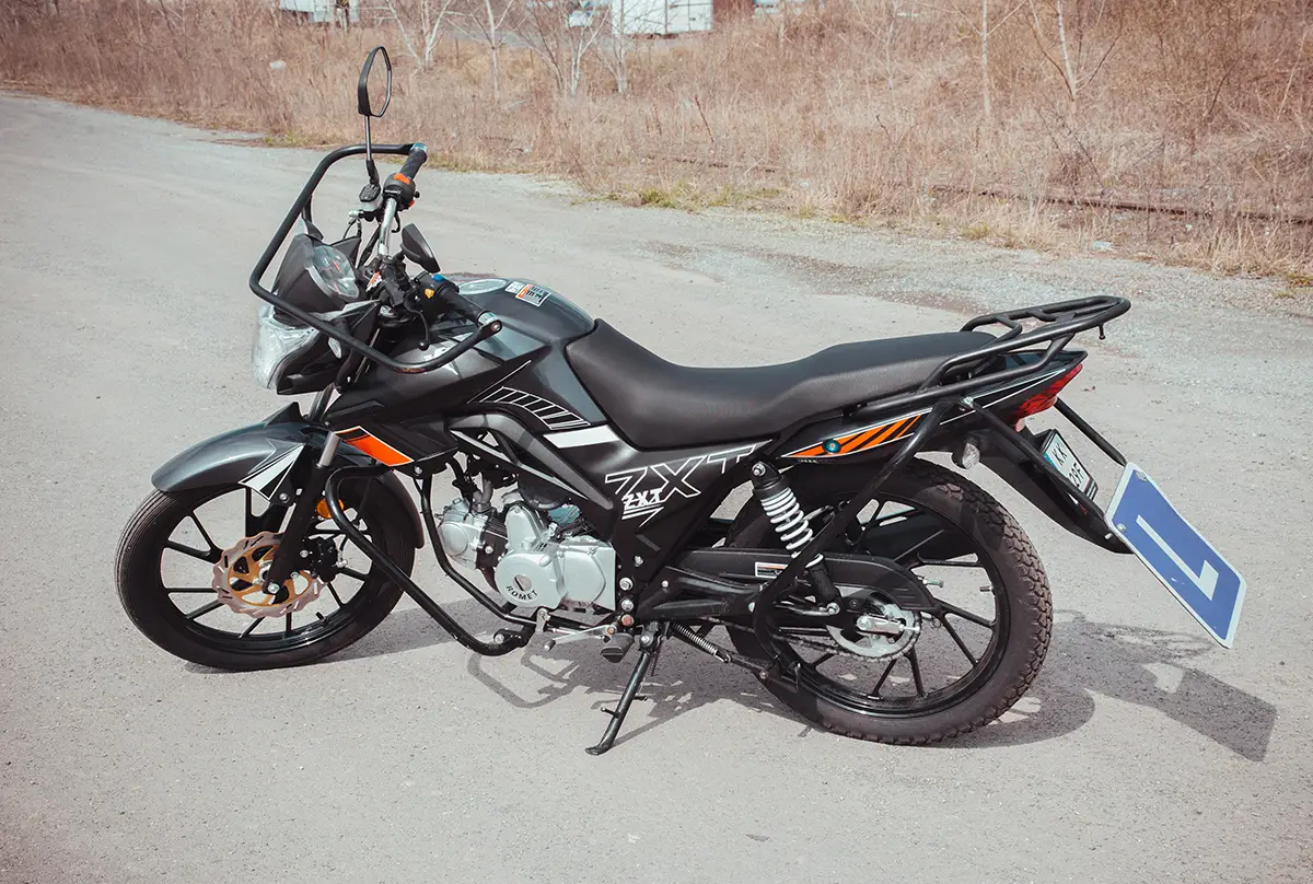 czarny-motocykl-romet-kategoria-am-lewy-bok-1200x808