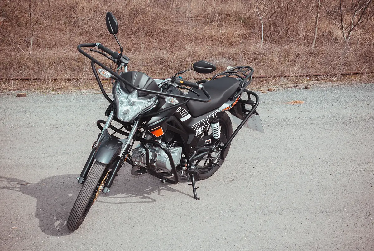 czarny-motocykl-romet-kategoria-am-lewy-przod-1200x808