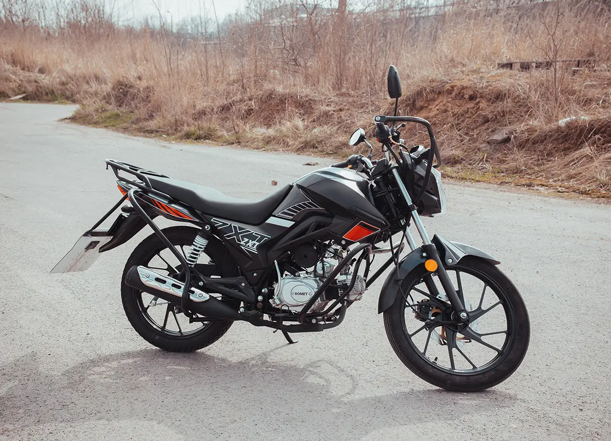 czarny-motocykl-romet-kategoria-am-prawy-bok-1200x866