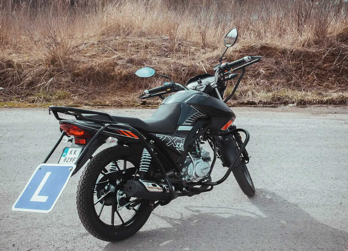 czarny-motocykl-romet-kategoria-am-prawy-tyl-1200x866
