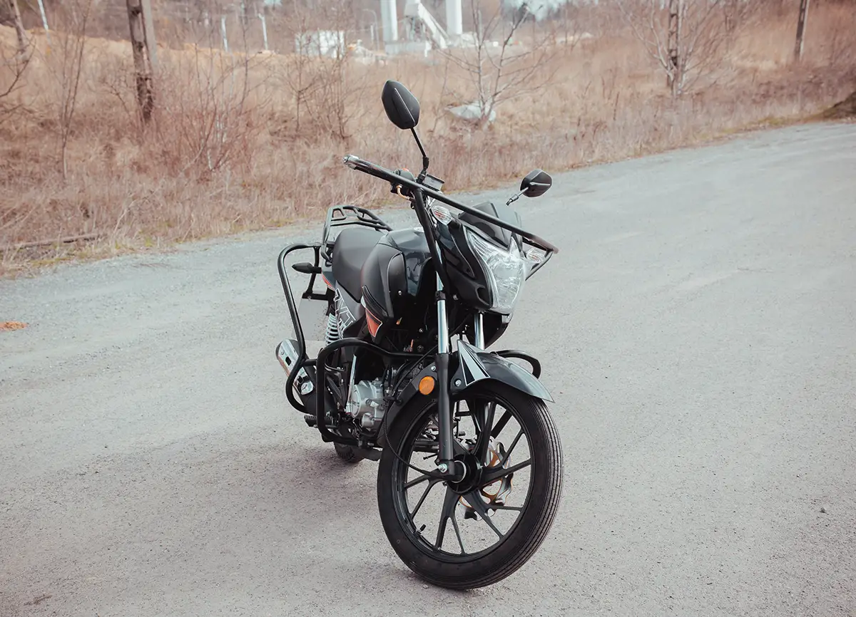 czarny-motocykl-romet-kategoria-am-przodem-1200x866