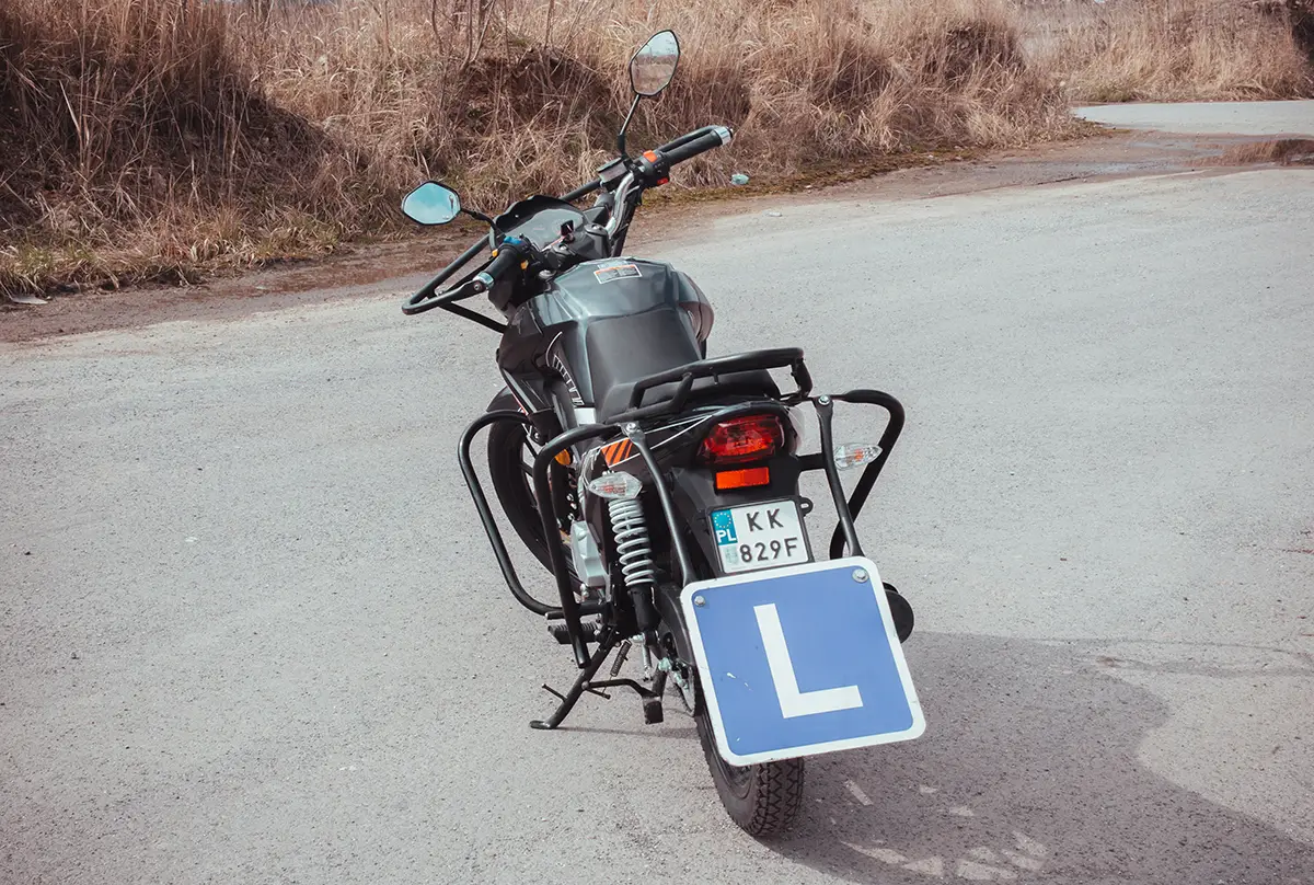 czarny-motocykl-romet-kategoria-am-tyl-1200x808
