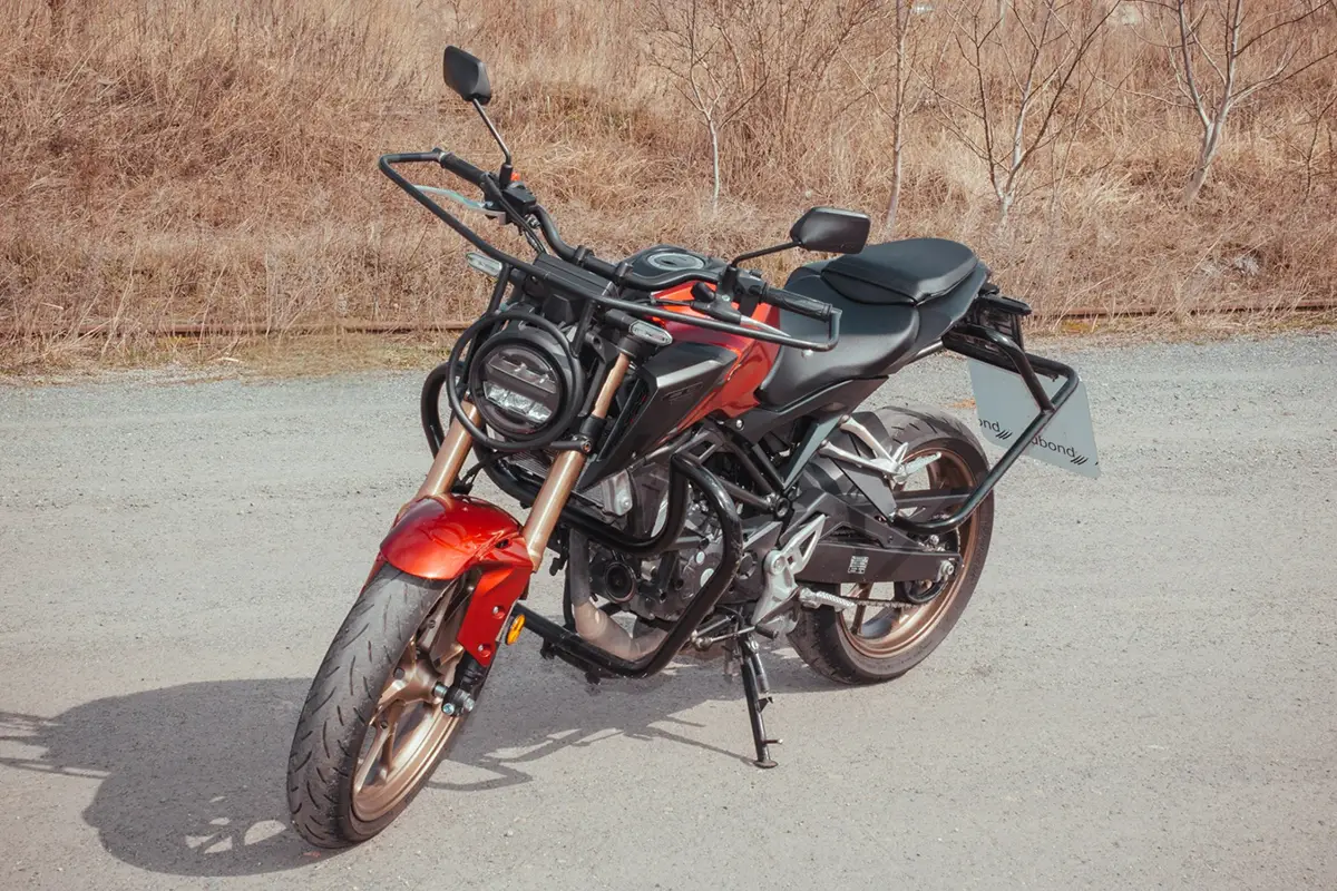 czerwony-motocykl-honda-kategoria-a1-bokiem-1200x800