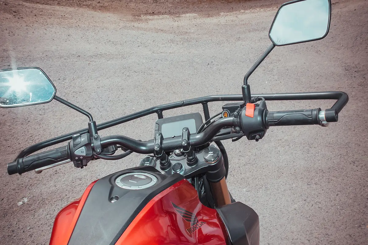 czerwony-motocykl-honda-kategoria-a1-kierownica-1200x800