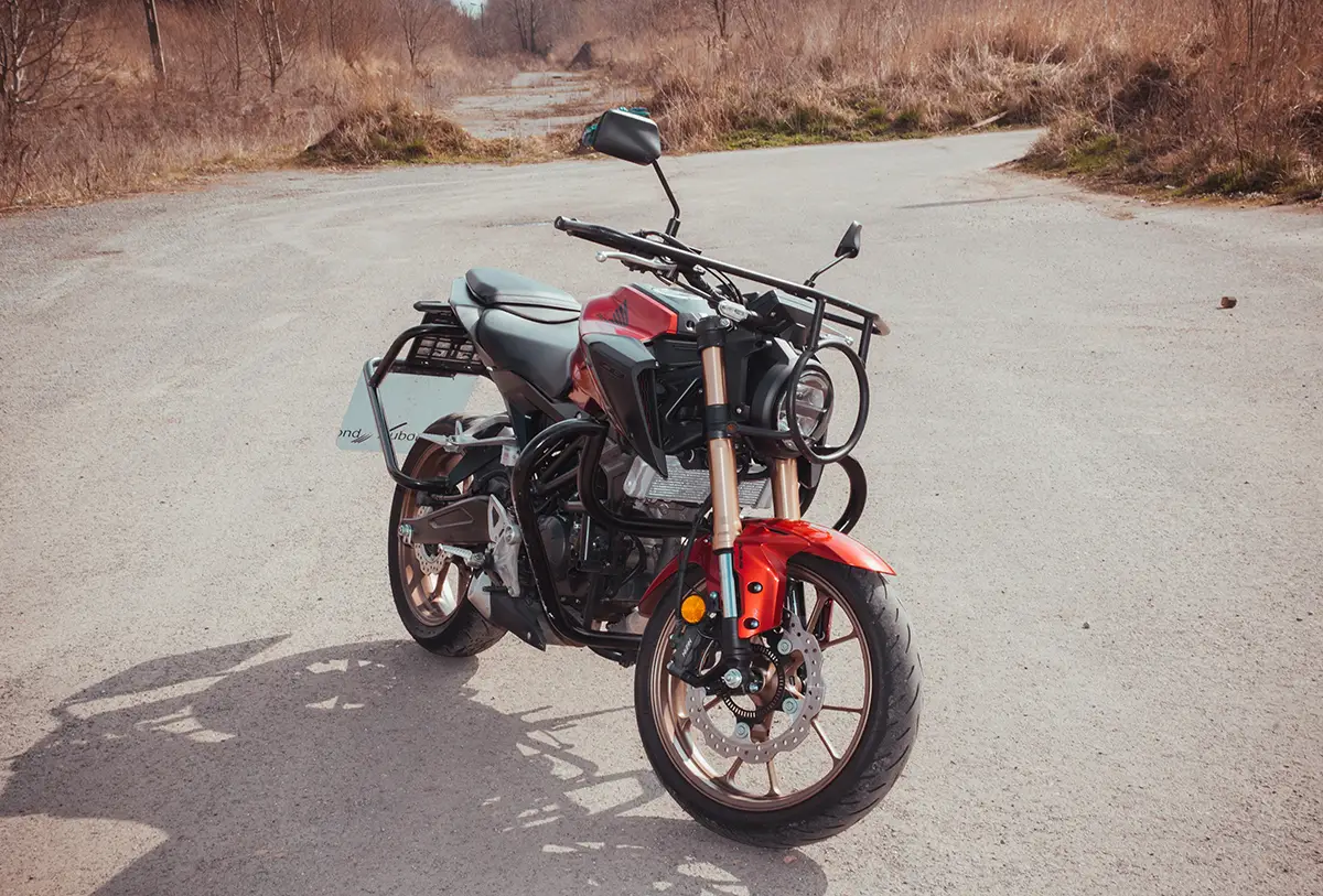 czerwony-motocykl-honda-kategoria-a1-przedni-bok-1200x813