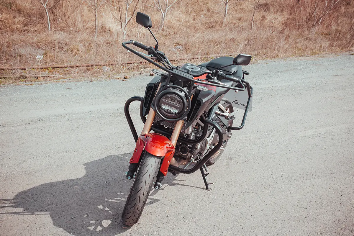 czerwony-motocykl-honda-kategoria-a1-przodem-1200x800