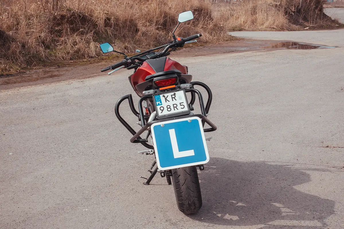 czerwony-motocykl-honda-kategoria-a1-tylem-1200x800