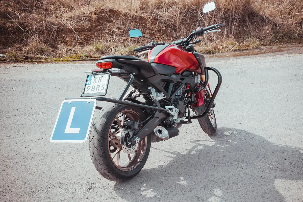 czerwony-motocykl-honda-kategoria-a1-tylny-bok-1200x800