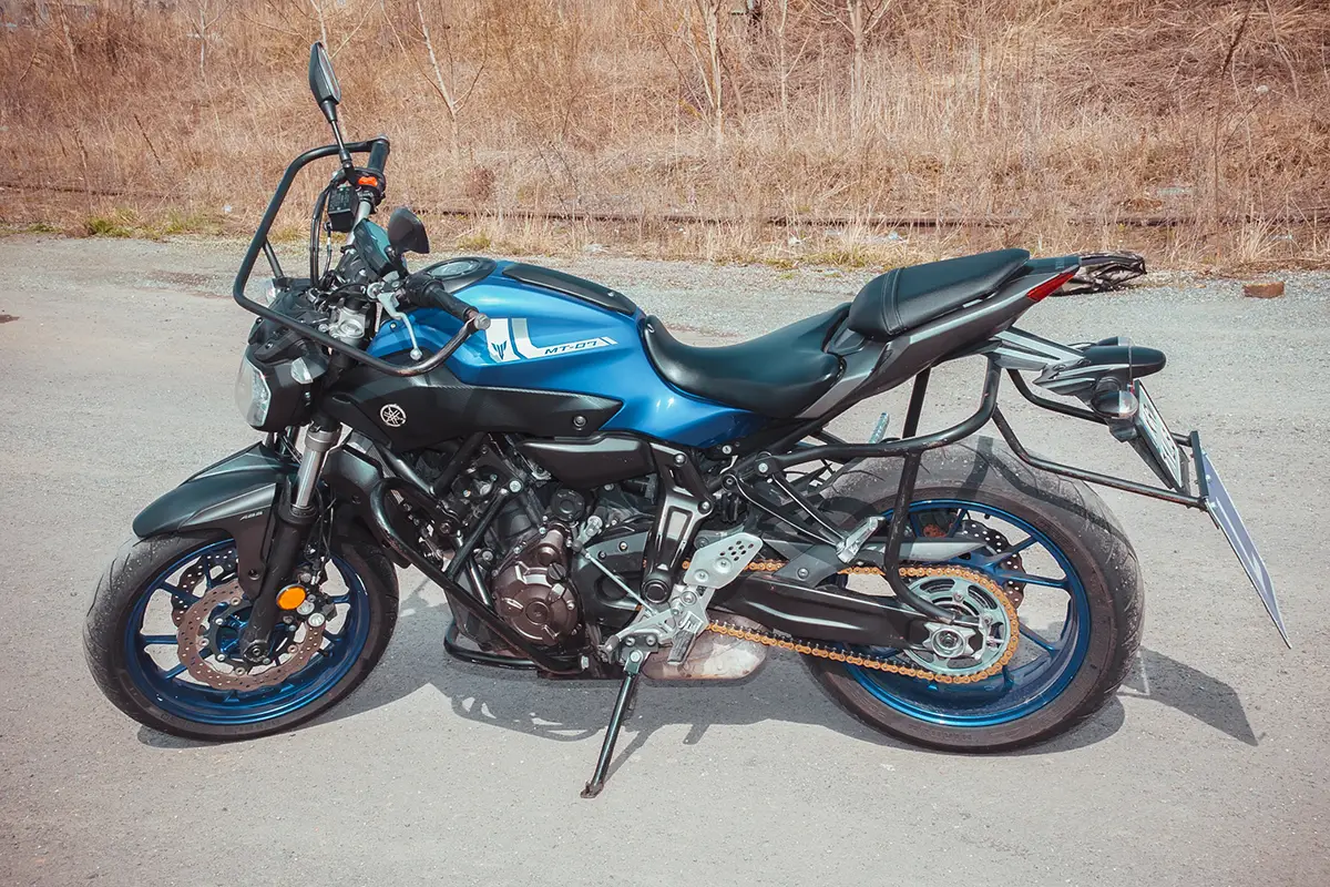 niebieski-motocykl-yamaha-kategoria-a-bok-lewy-1200x800