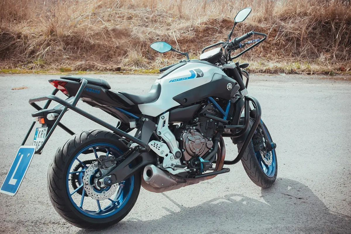 niebieski-motocykl-yamaha-kategoria-a-bok-prawy-1200x800
