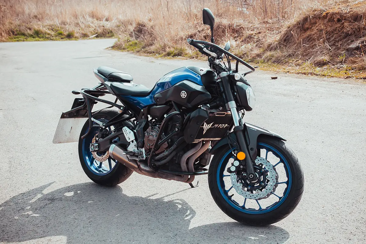 niebieski-motocykl-yamaha-kategoria-a-bok-przod-prawy-1200x800