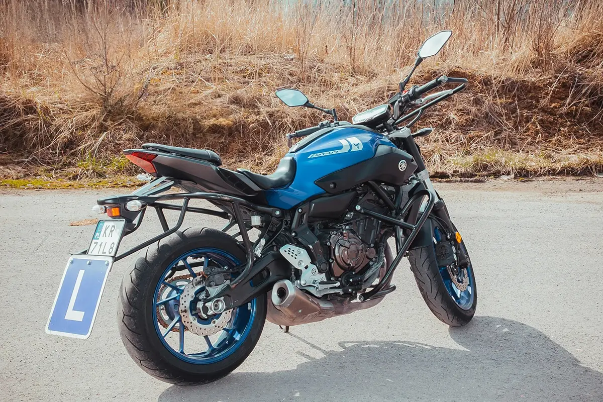 niebieski-motocykl-yamaha-kategoria-a-bok-tyl-1200x800