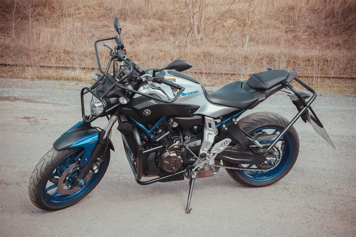 niebieski-motocykl-yamaha-kategoria-a-bokiem-lewym-1200x800