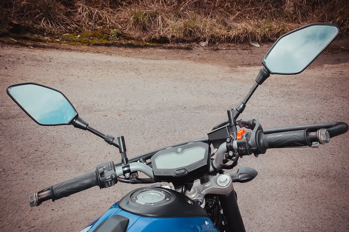 niebieski-motocykl-yamaha-kategoria-a-kierownica-1200x800