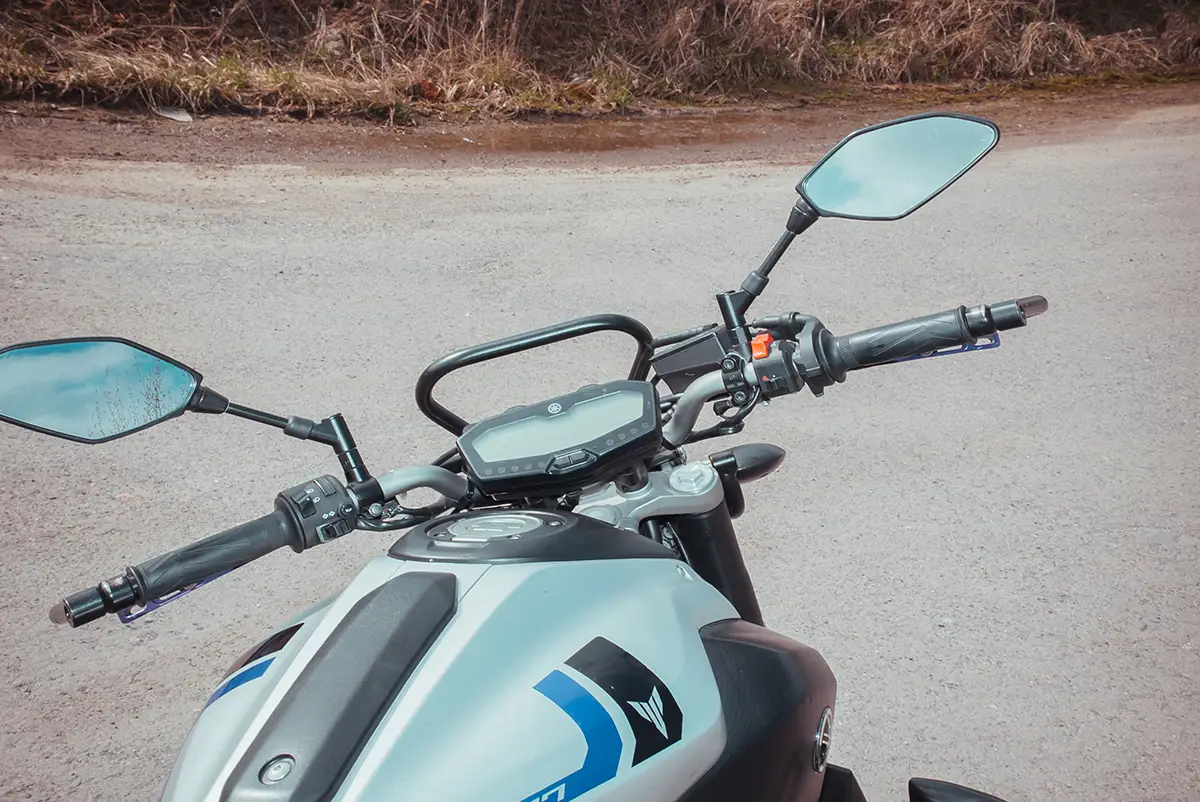 niebieski-motocykl-yamaha-kategoria-a-kierownica2-1200x802