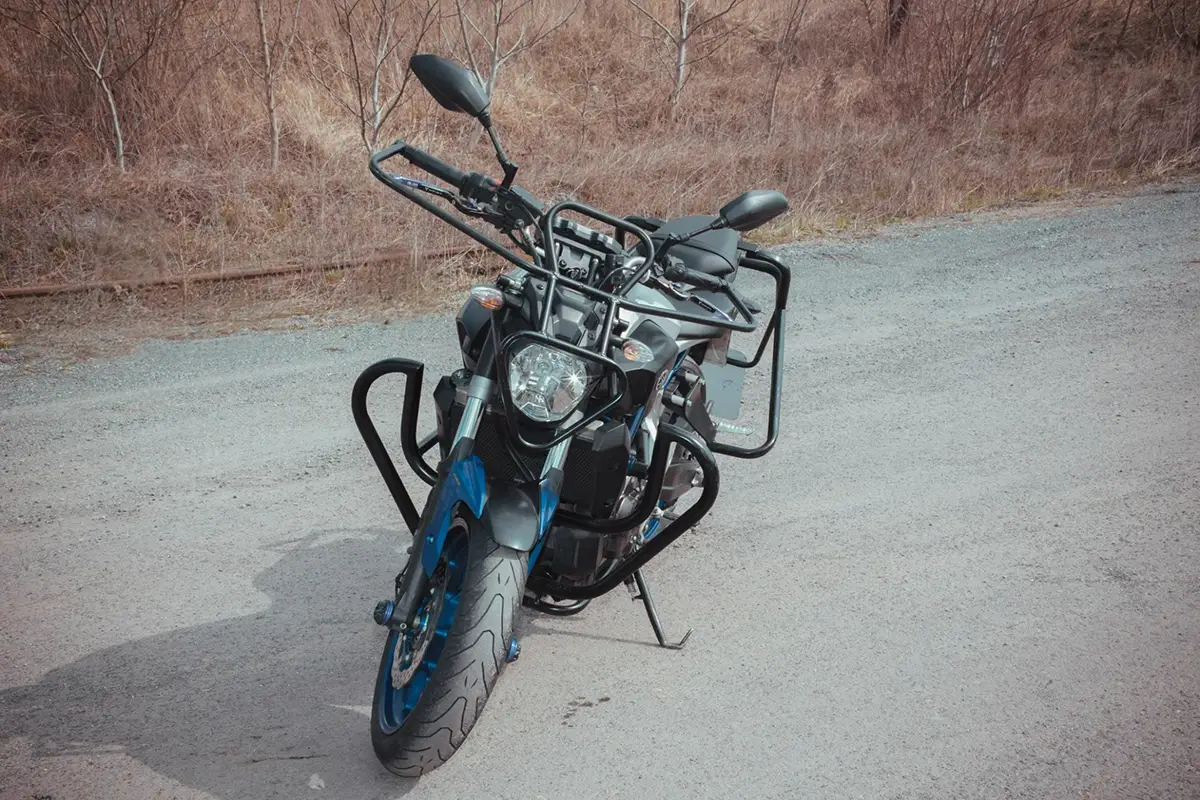 niebieski-motocykl-yamaha-kategoria-a-przod-1200x800