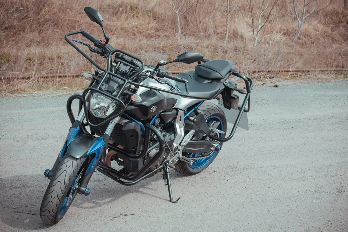 niebieski-motocykl-yamaha-kategoria-a-przod-lewy-1200x800