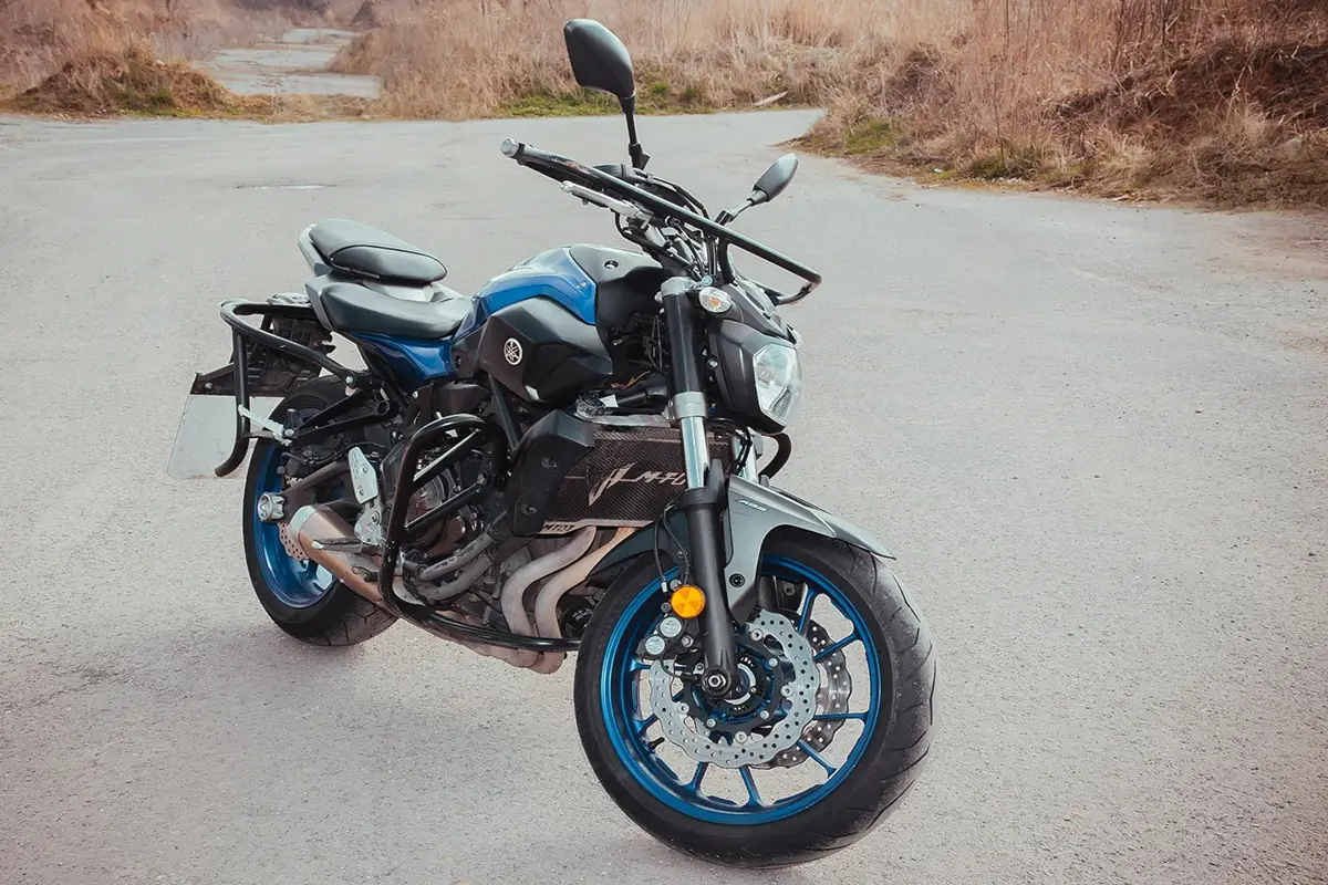niebieski-motocykl-yamaha-kategoria-a-przod-prawy-1200x800