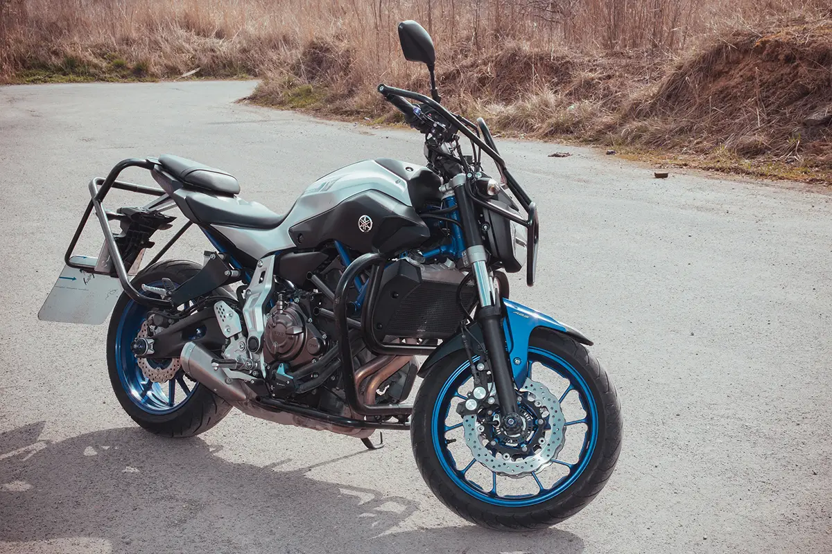 niebieski-motocykl-yamaha-kategoria-a-przod-prawy-2-1200x800