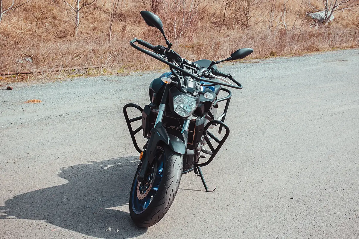 niebieski-motocykl-yamaha-kategoria-a-przodem-1200x800