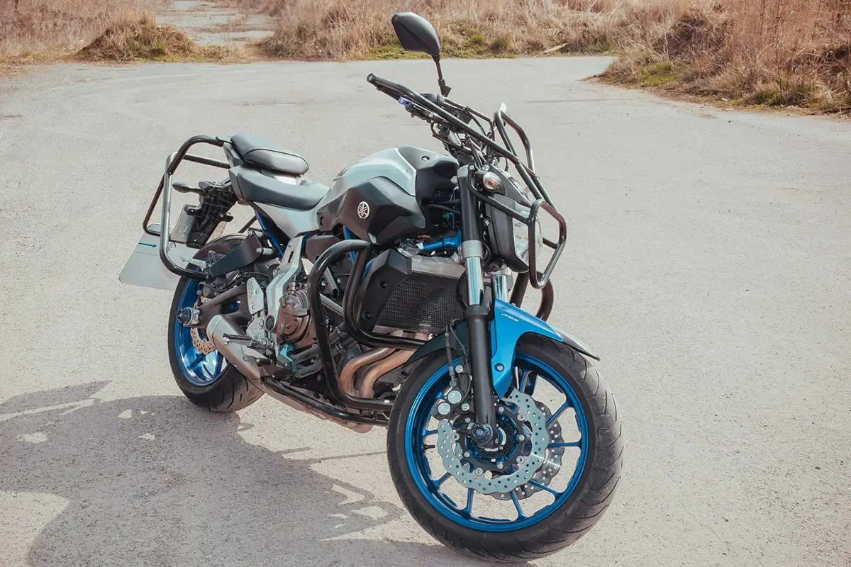 niebieski-motocykl-yamaha-kategoria-a-przodem-prawym-1200x800