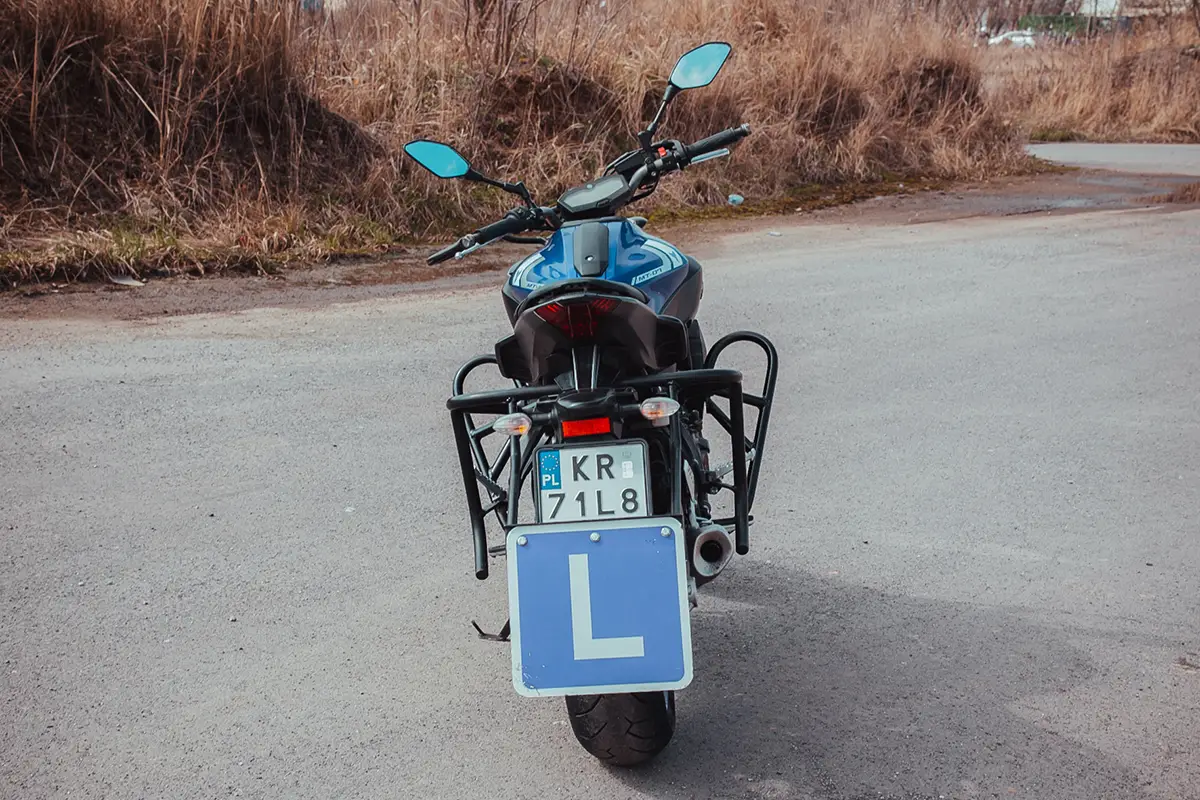 niebieski-motocykl-yamaha-kategoria-a-tyl-1200x800