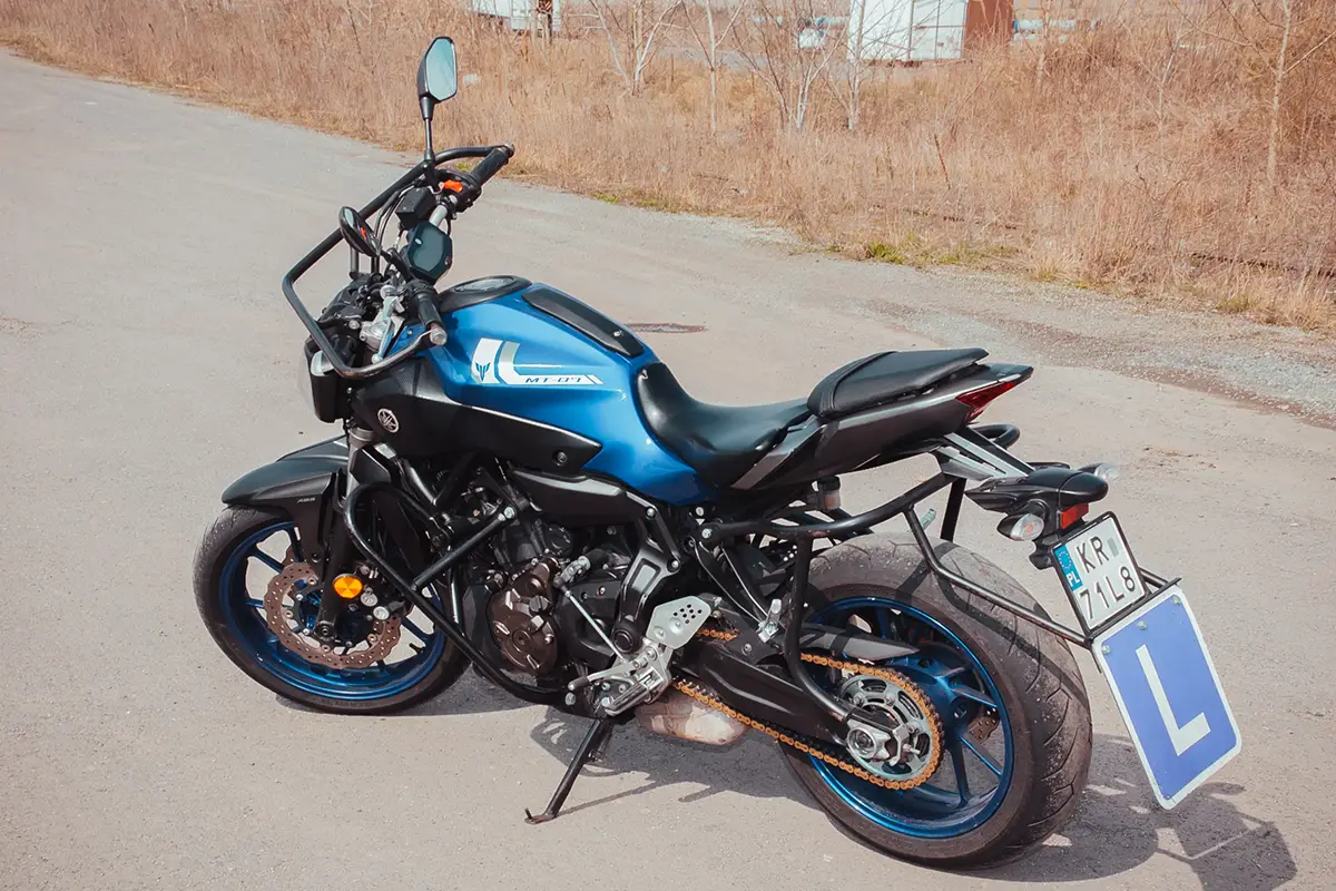 niebieski-motocykl-yamaha-kategoria-a-tyl-lewy-1200x800