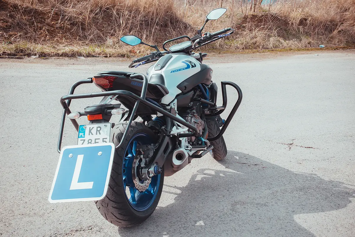 niebieski-motocykl-yamaha-kategoria-a-tyl-prawy-1200x802