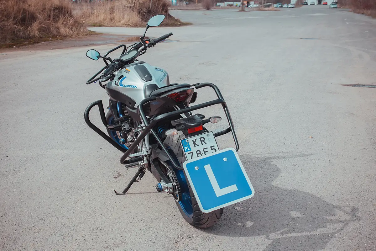 niebieski-motocykl-yamaha-kategoria-a-tylem-1200x800