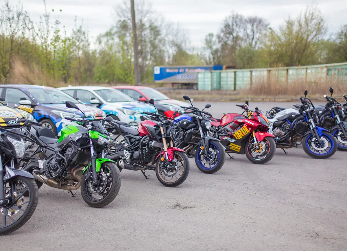 zblizenie-na-motocykle-akme-1200x868