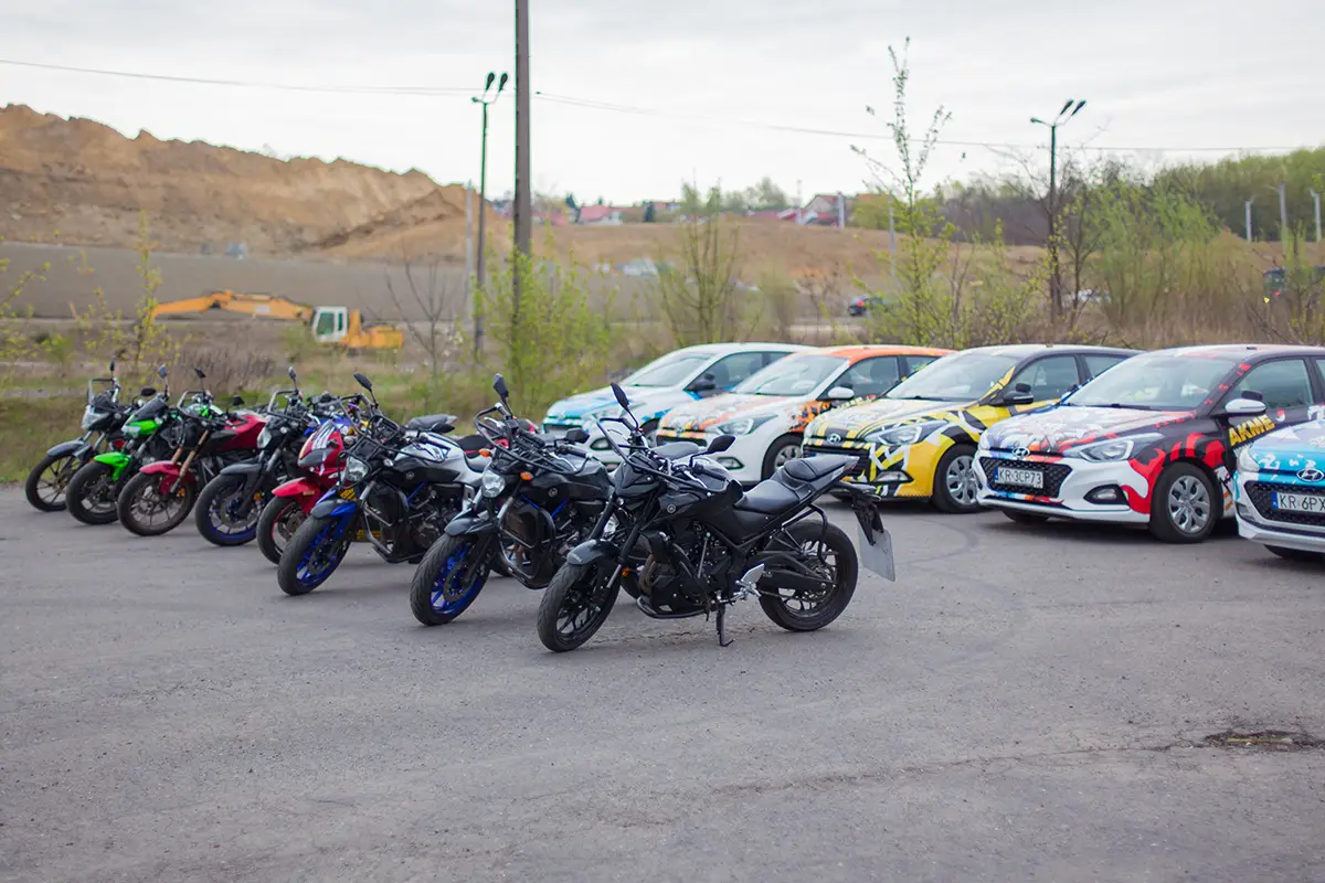 zblizenie-na-motocykle-i-samochody-akme-1200x800