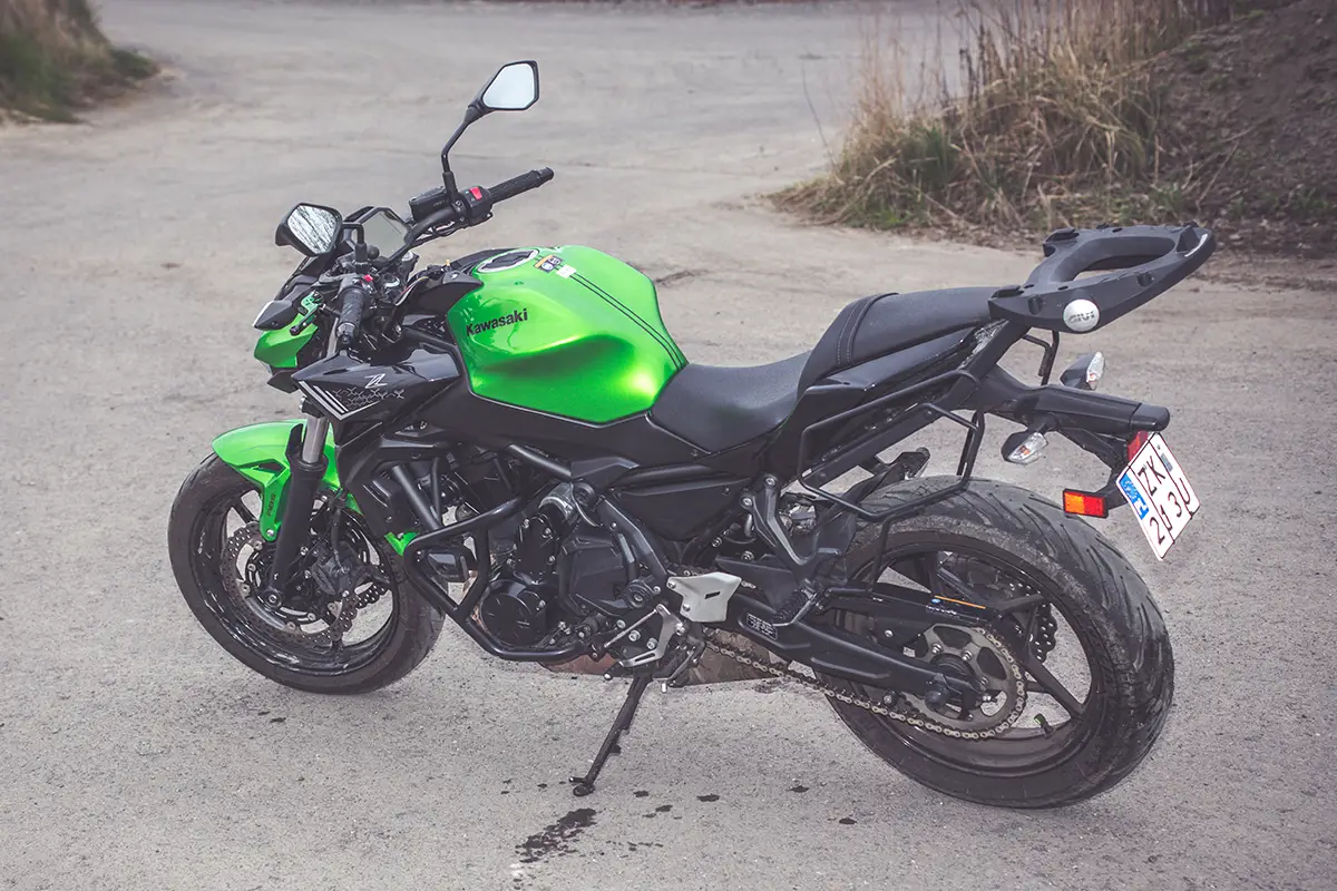 zielony-motocykl-kawasaki-kategoria-a-bok-lewy-1200x800