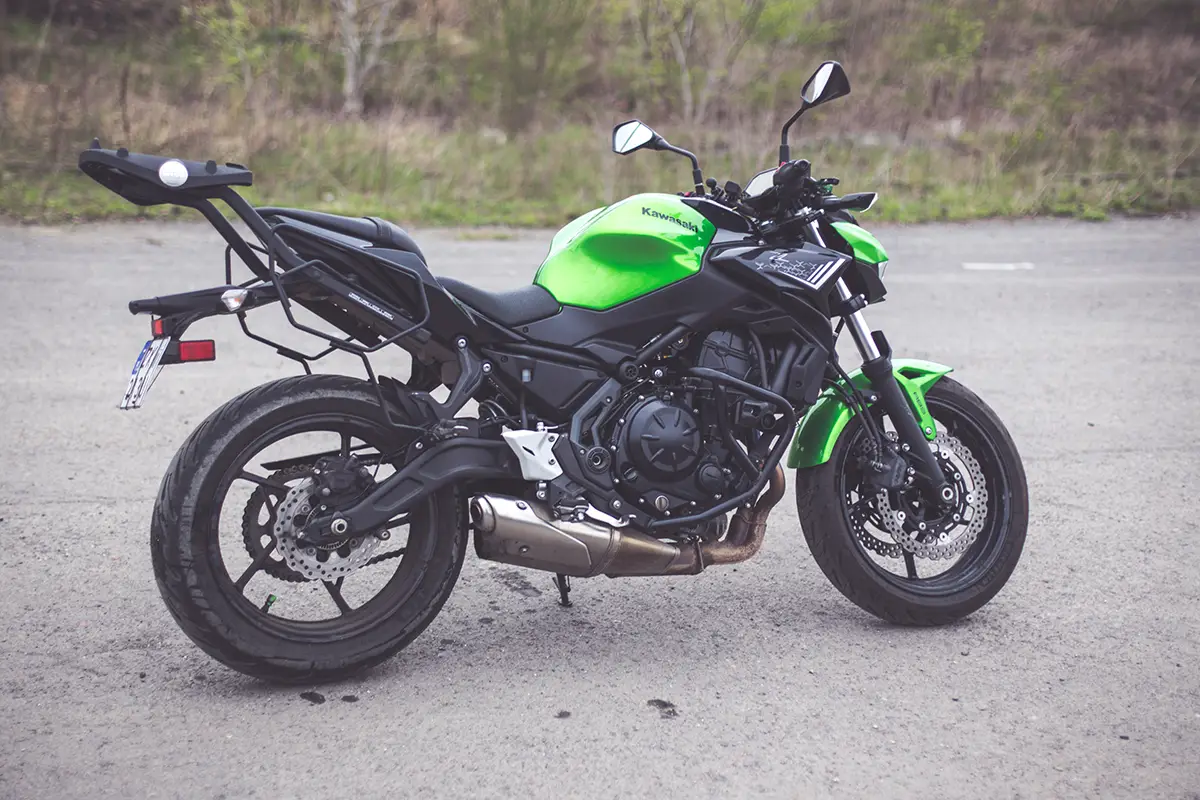 zielony-motocykl-kawasaki-kategoria-a-bok-prawy-1200x800