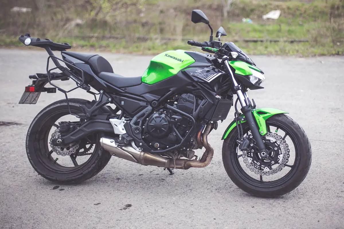 zielony-motocykl-kawasaki-kategoria-a-bokiem-prawym-1200x800