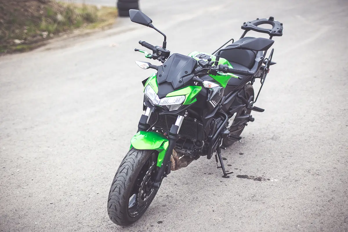 zielony-motocykl-kawasaki-kategoria-a-przod-lewy-1200x800
