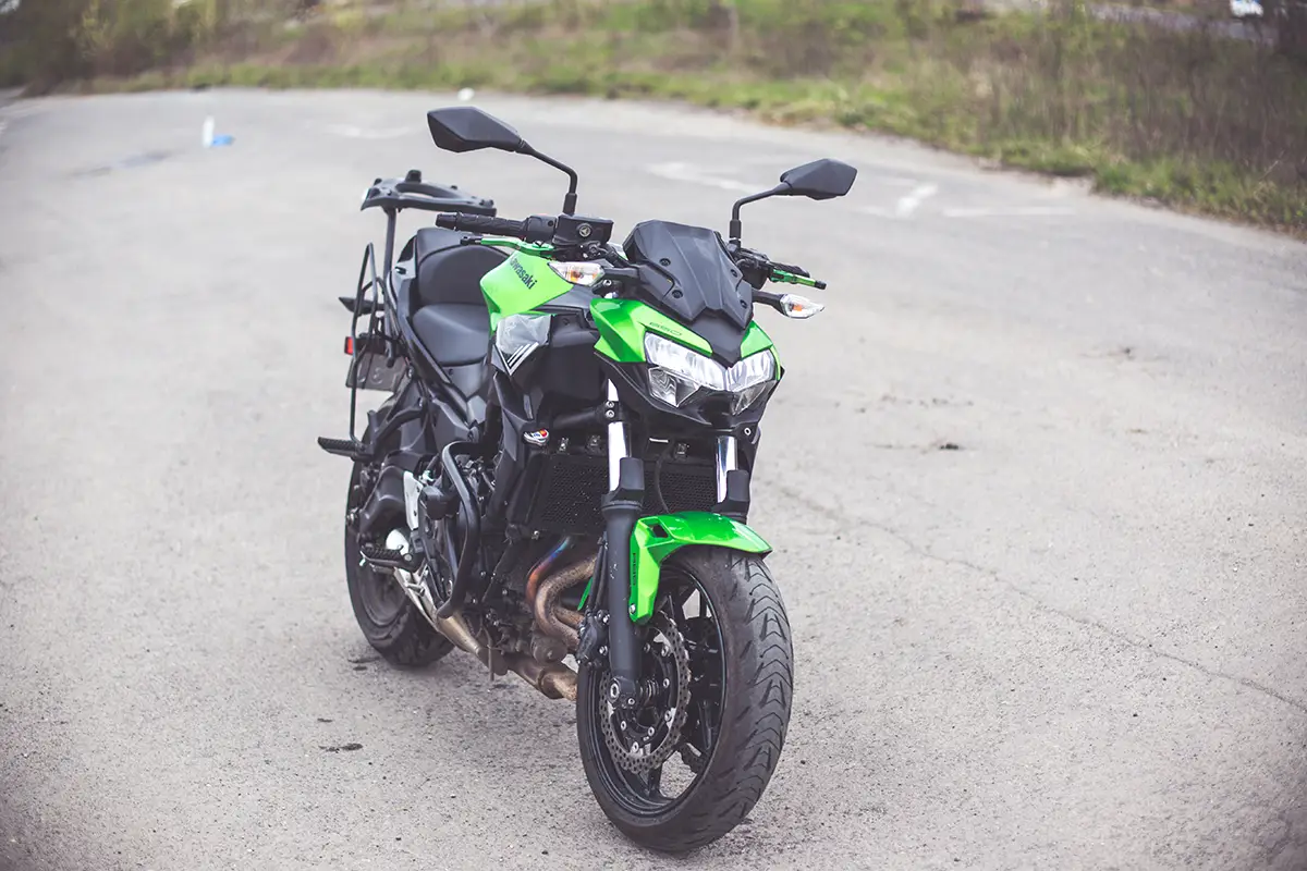 zielony-motocykl-kawasaki-kategoria-a-przodem-1200x800