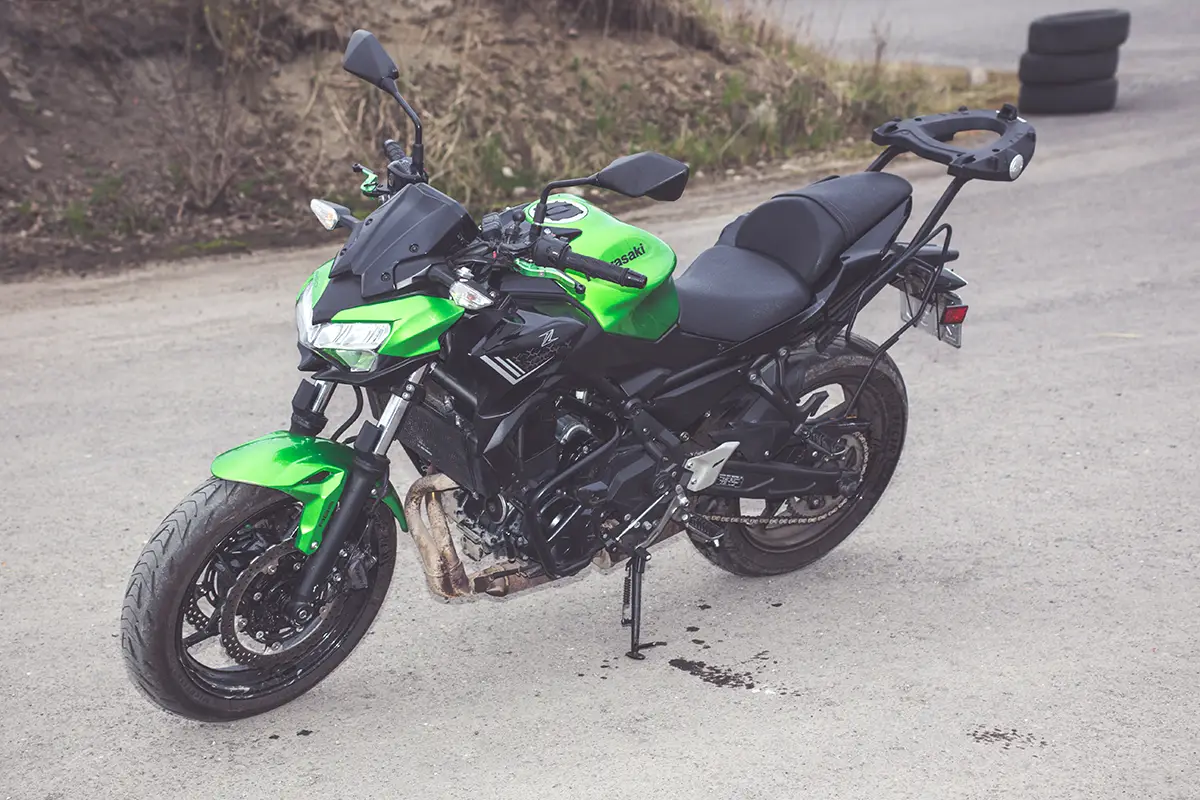 zielony-motocykl-kawasaki-kategoria-a-przodem-lewym-1200x800