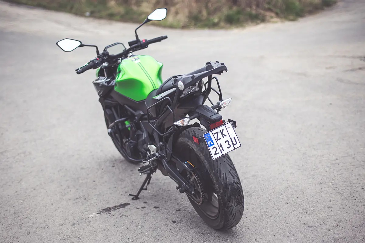zielony-motocykl-kawasaki-kategoria-a-tyl-lewy-1200x800
