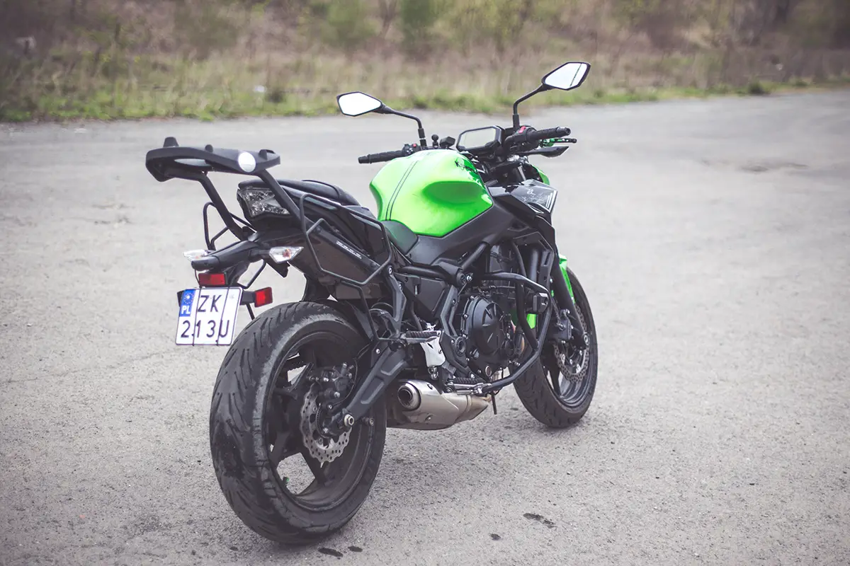 zielony-motocykl-kawasaki-kategoria-a-tyl-prawy-1200x800